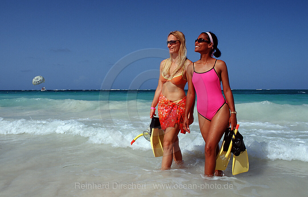 Zwei Schnorchlerinnen am Strand, Punta Cana, Karibik, Dominikanische Republik