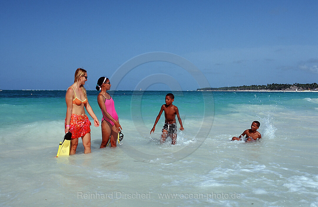 Zwei Schnorchlerinnen am Strand, Punta Cana, Karibik, Dominikanische Republik