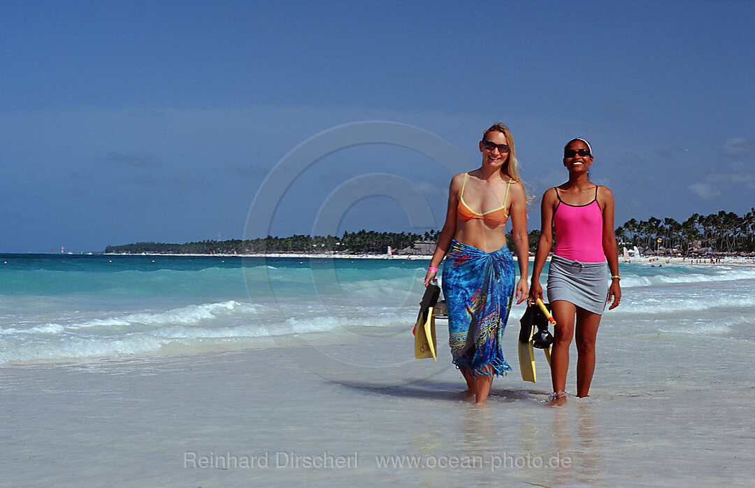 Zwei Schnorchlerinnen am Strand, Punta Cana, Karibik, Dominikanische Republik