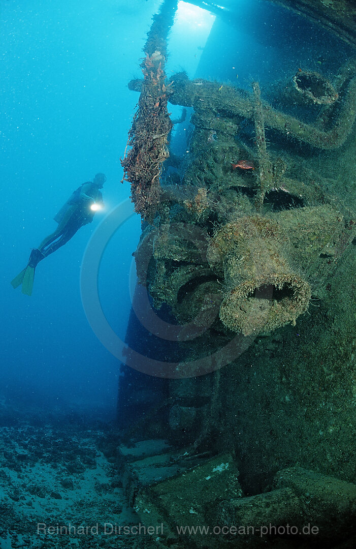 Taucher im Schiffswrack Patricia