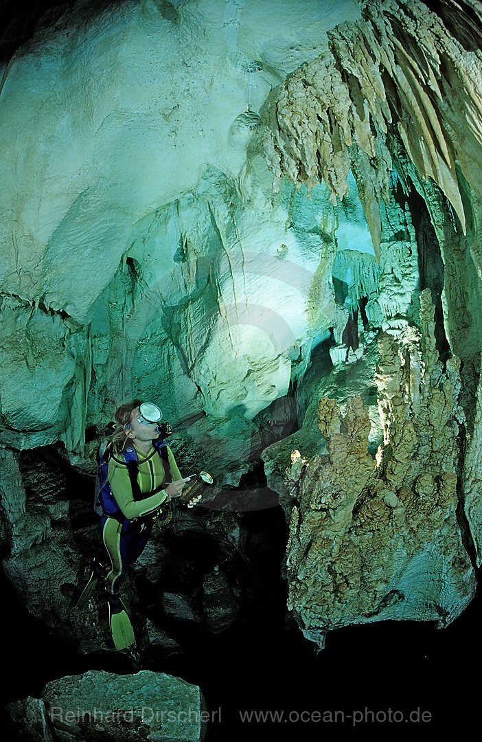 Taucher in Unterwasserhoehle Cueva Taina