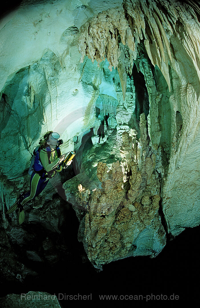 Taucher in Unterwasserhoehle Cueva Taina