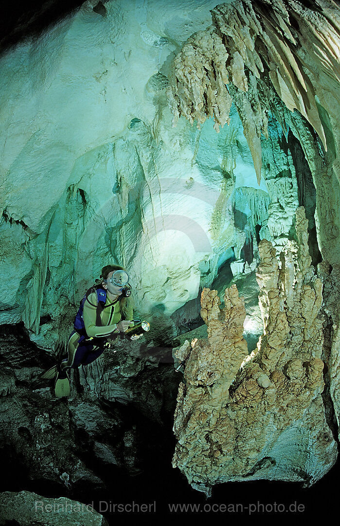 Taucher in Unterwasserhoehle Cueva Taina