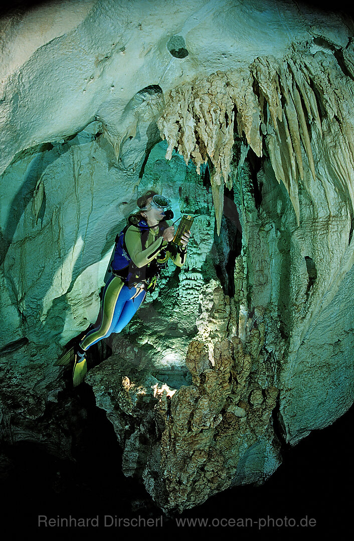 Taucher in Unterwasserhoehle Cueva Taina