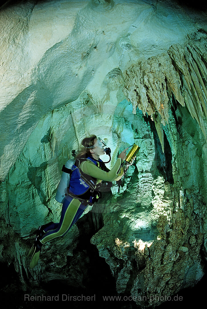 Taucher in Unterwasserhoehle Cueva Taina