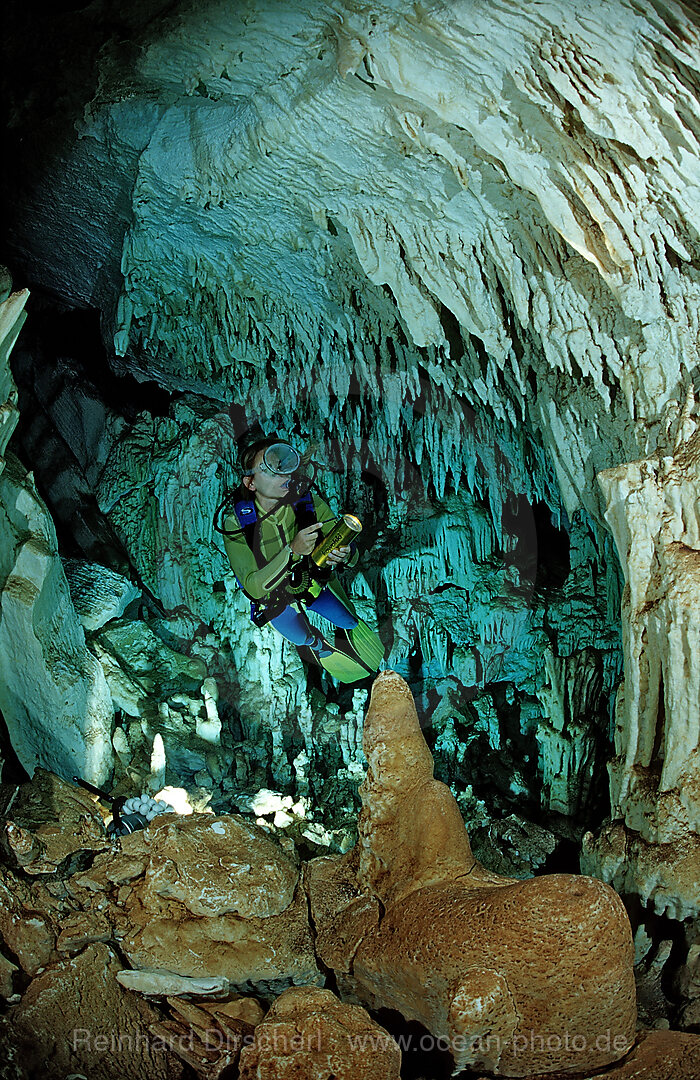 Taucher in Unterwasserhoehle Cueva Taina