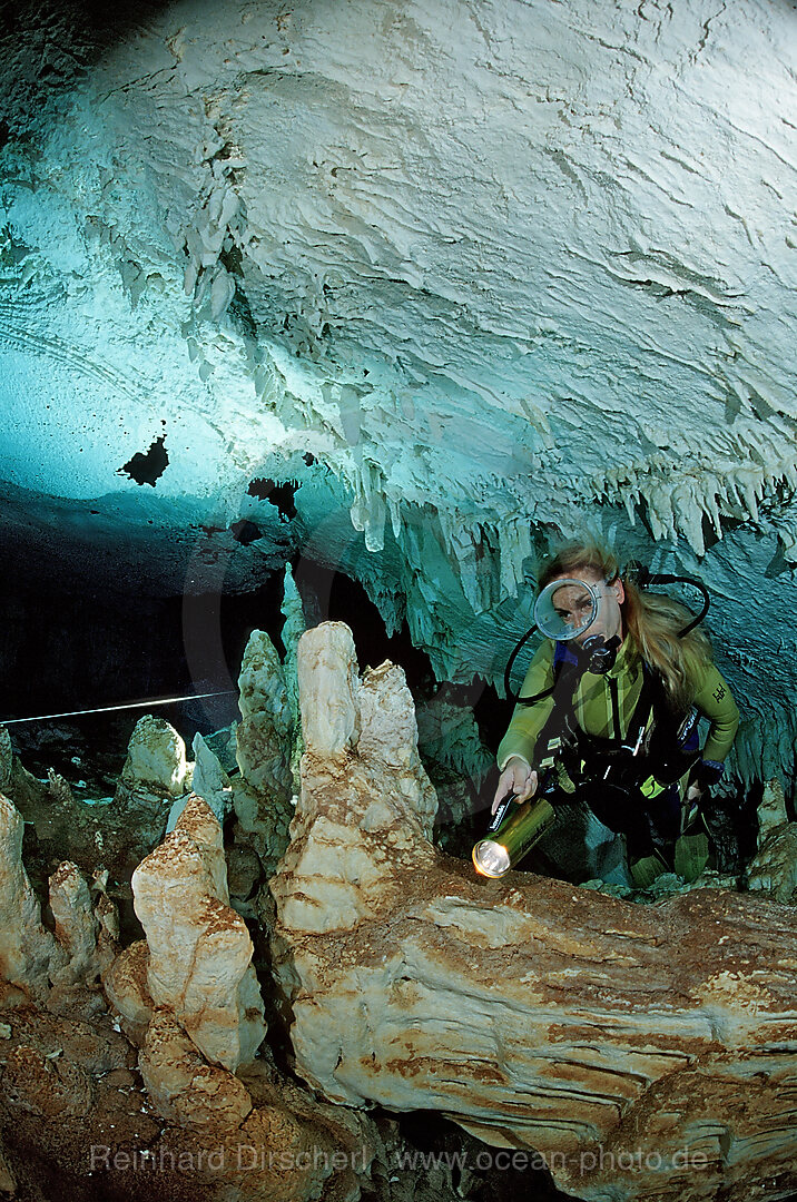 Taucher in Unterwasserhoehle Cueva Taina