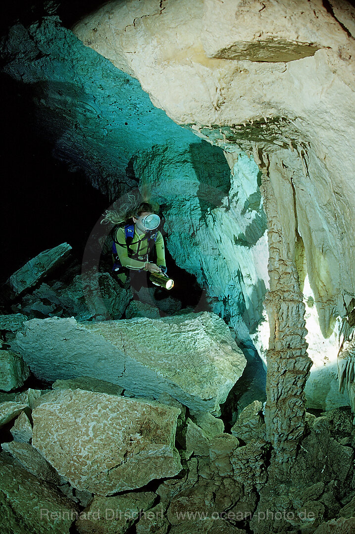 Taucher in Unterwasserhoehle Cueva Taina