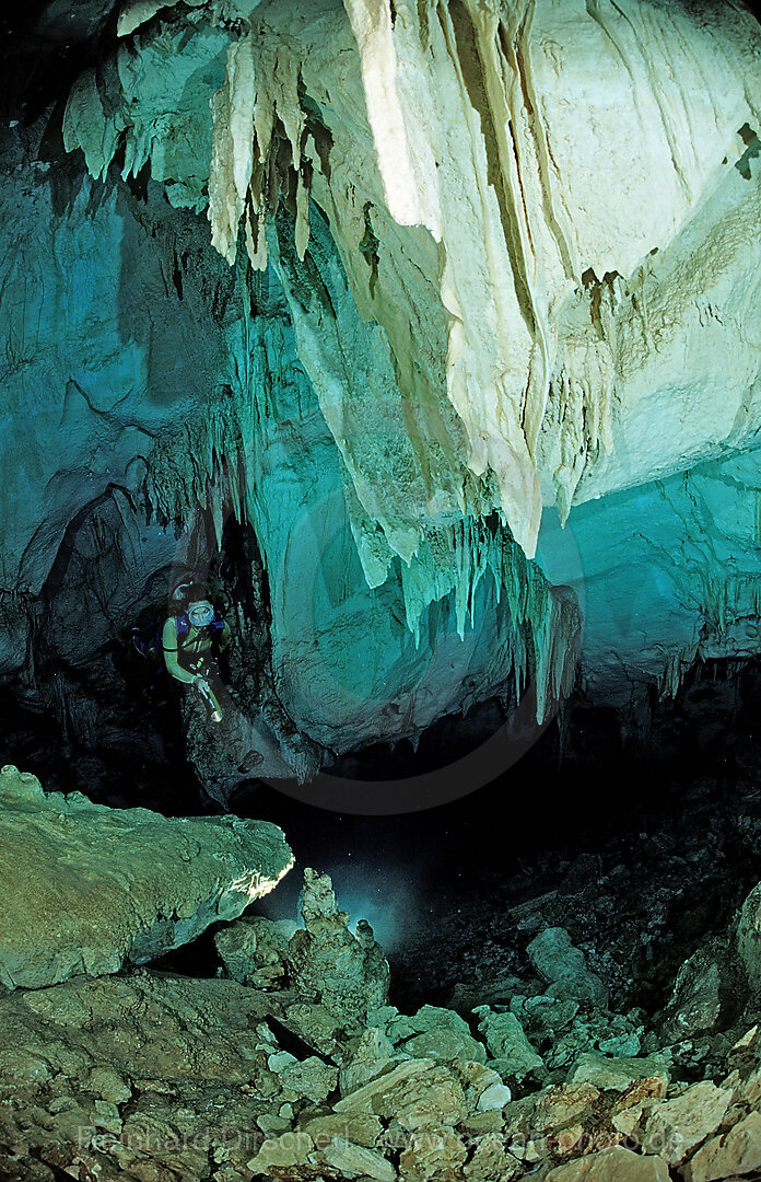 Taucher in Unterwasserhoehle Cueva Taina