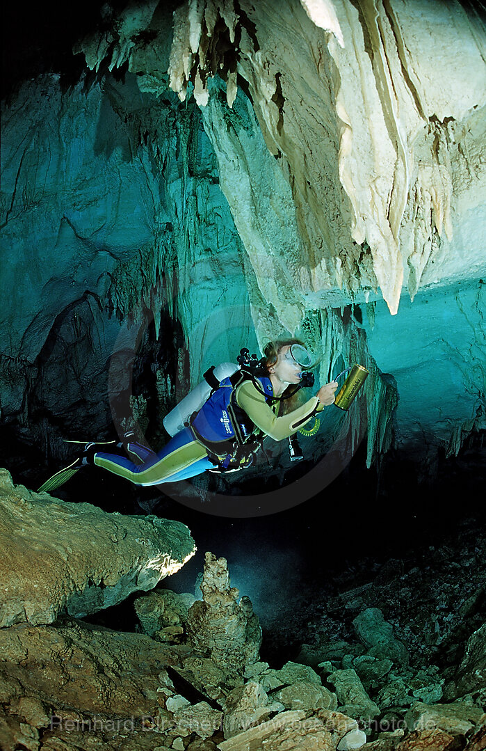Taucher in Unterwasserhoehle Cueva Taina