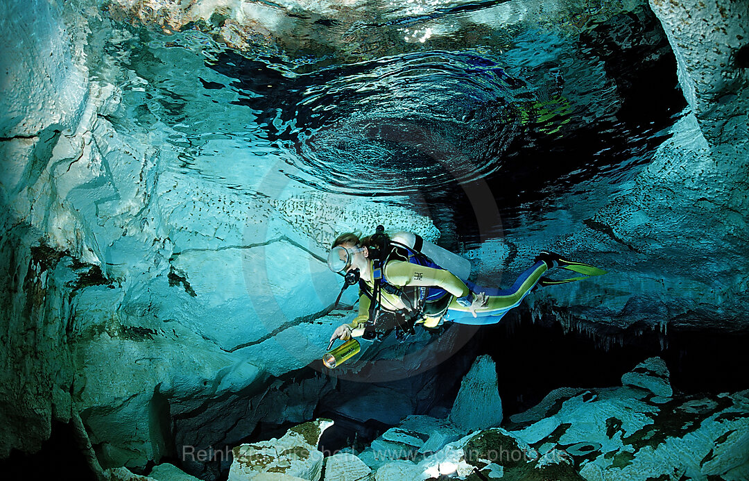 Taucher in Unterwasserhoehle Cueva Taina