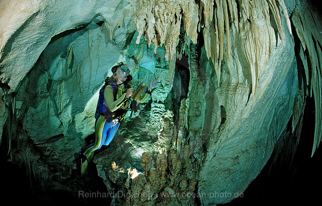 Taucher in Unterwasserhoehle Cueva Taina