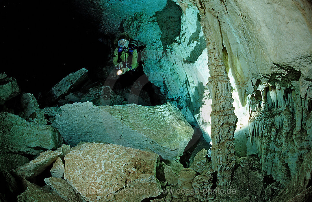 Taucher in Unterwasserhoehle Cueva Taina, Punta Cana, Suesswasser, Dominikanische Republik