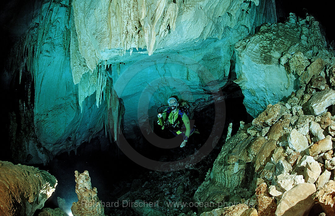 Taucher in Unterwasserhoehle Cueva Taina