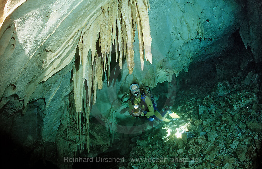 Taucher in Unterwasserhoehle Cueva Taina