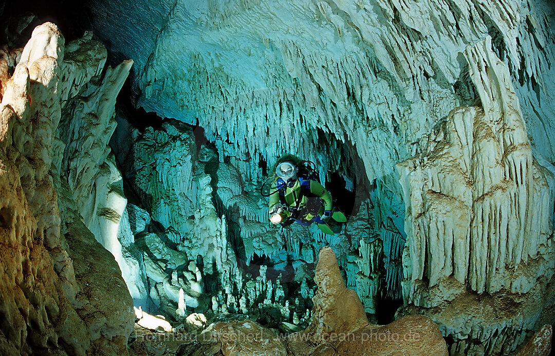 Taucher in Unterwasserhoehle Cueva Taina