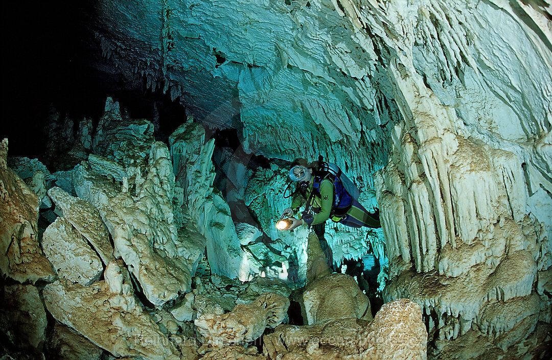 Taucher in Unterwasserhoehle Cueva Taina