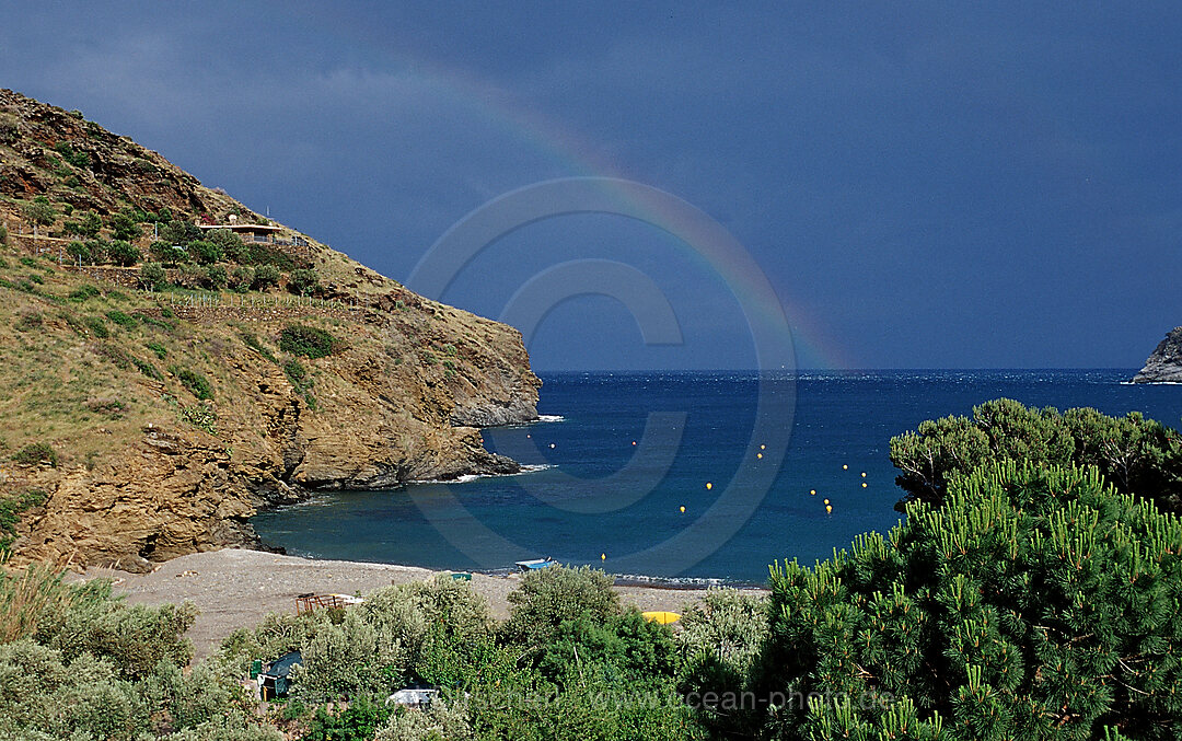 Meeresbucht mit Regenbogen, Mittelmeer, Costa Brava, Spanien