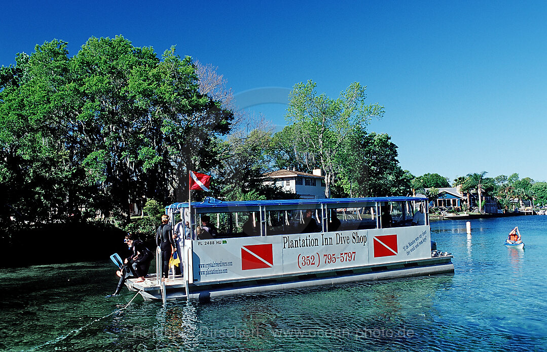 Tauchschiff vor Three Sisters Manatee Schutzgebiet, Florida, FL, Crystal River, USA