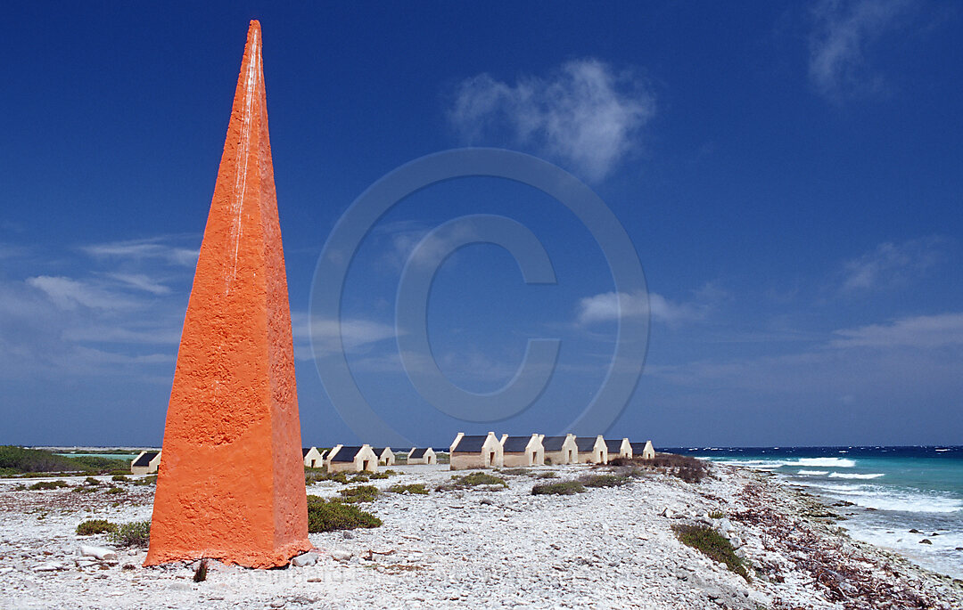 Sklavenhuetten Red Slaves und roter Obelisk