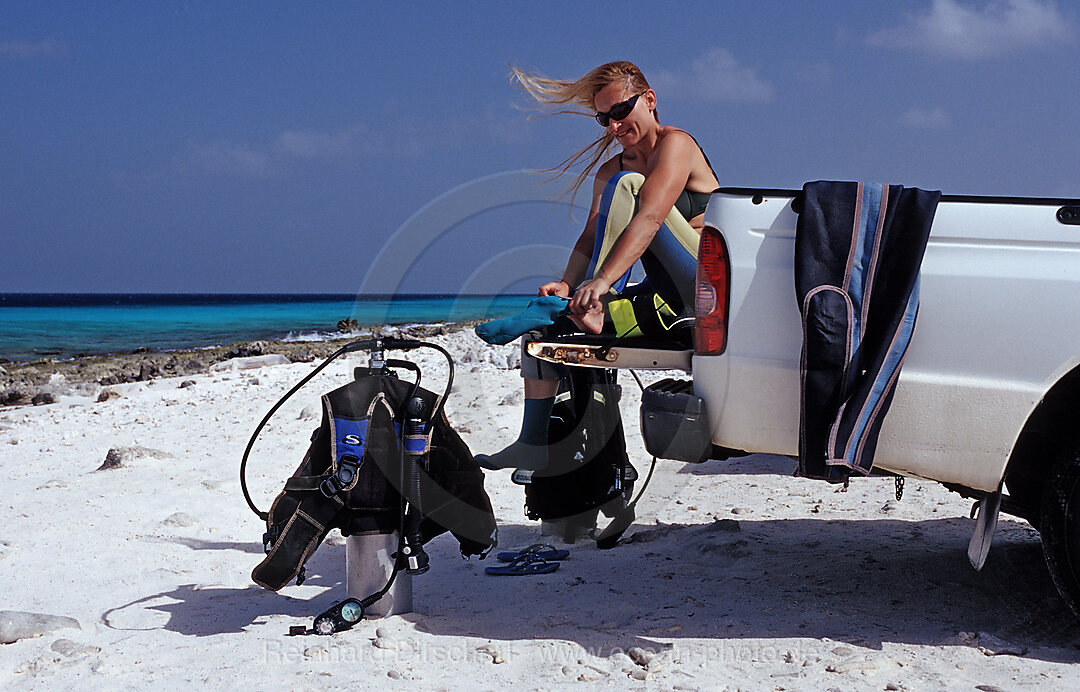 Tauchvorbereitung am Mietfahrzeug, Karibik, Karibisches Meer, Niederlaendische Antillen, Bonaire