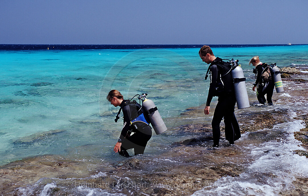 Tauchvorbereitung am Strand, Karibik, Karibisches Meer, Niederlaendische Antillen, Bonaire