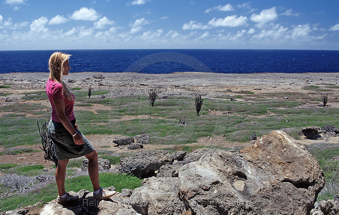 Frau und Wuestenlandschaft