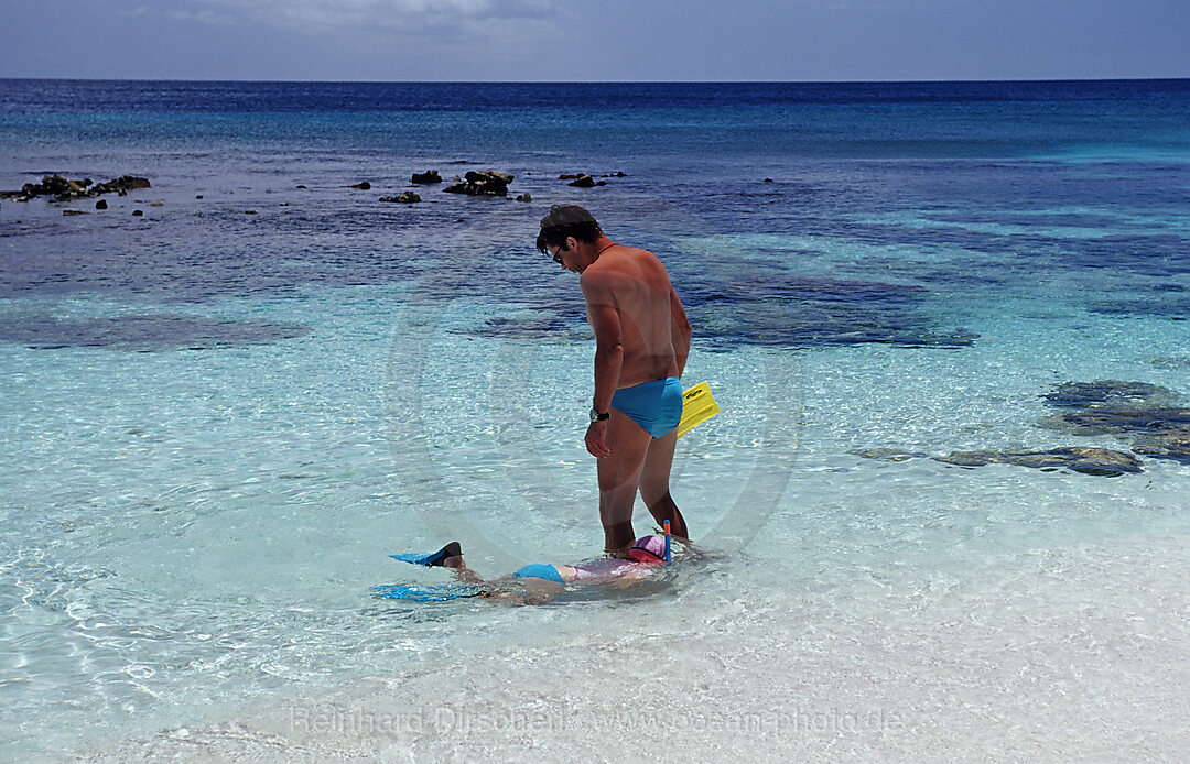 Touristen am Strand, Karibik, Karibisches Meer, Washington Slagbaai Nationalpark, Wayak, Niederlaendische Antillen, Bonaire