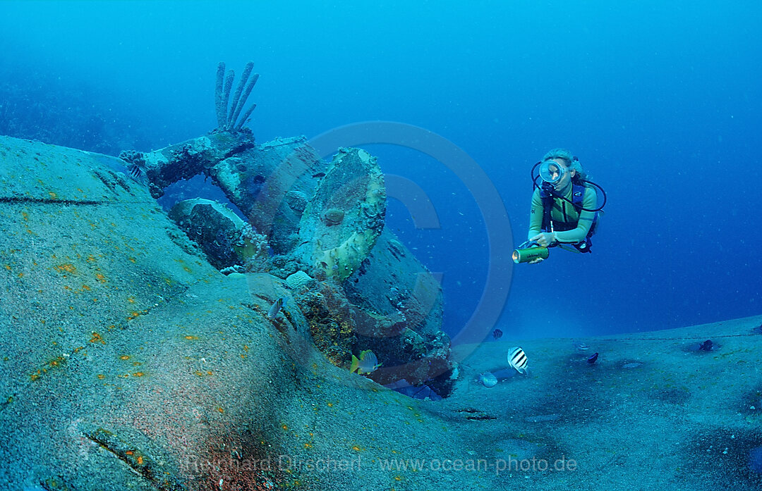 Taucher am Hilma Hooker Schiffswrack