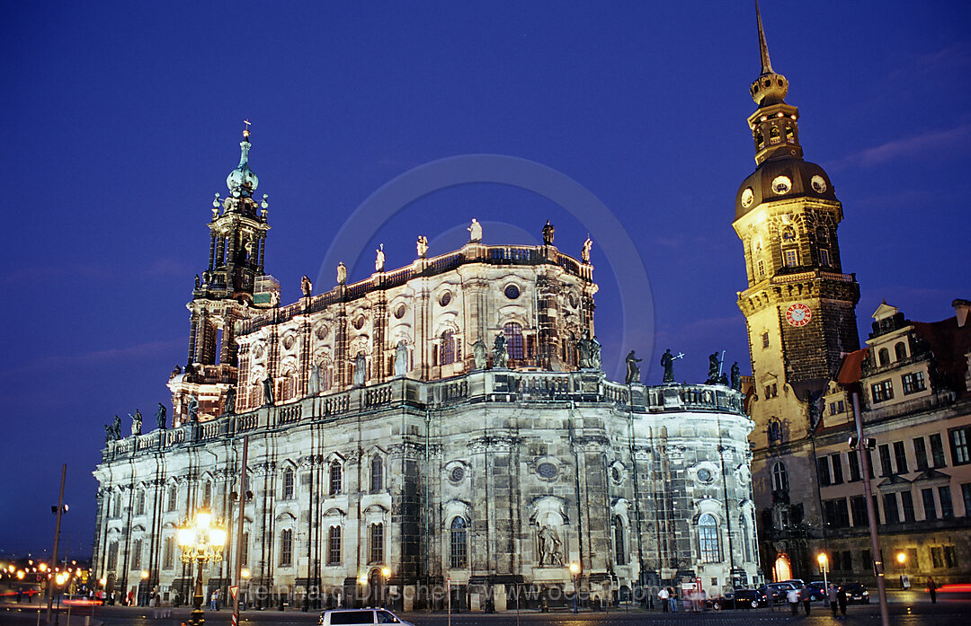 Hofkirche, Hausmannsturm and Schloss at night
