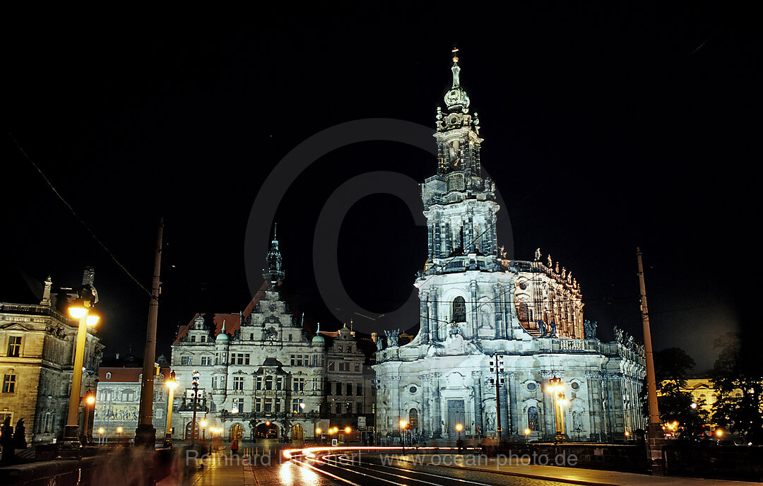 Hofkirche at night