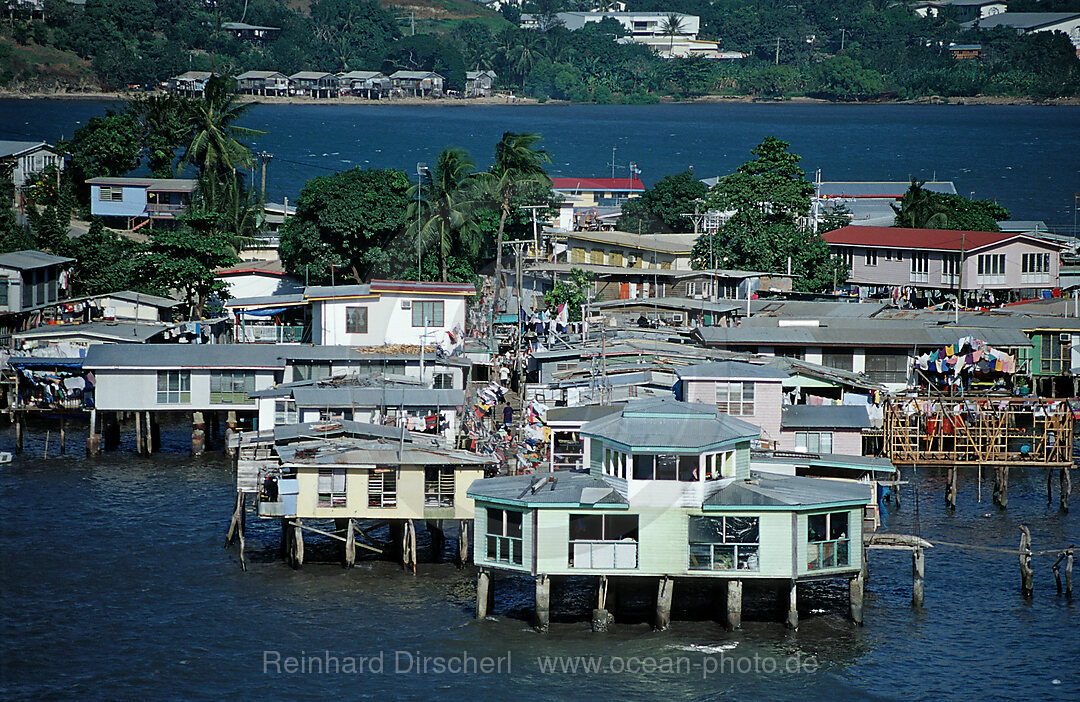 Pfahlhaeuser in Port Moresby, Korallenmeer, Papua Neu Guinea