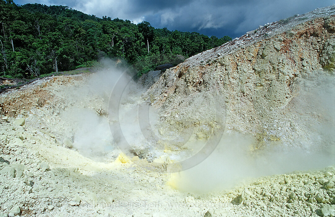 Schwefel in einem Vulkankrater