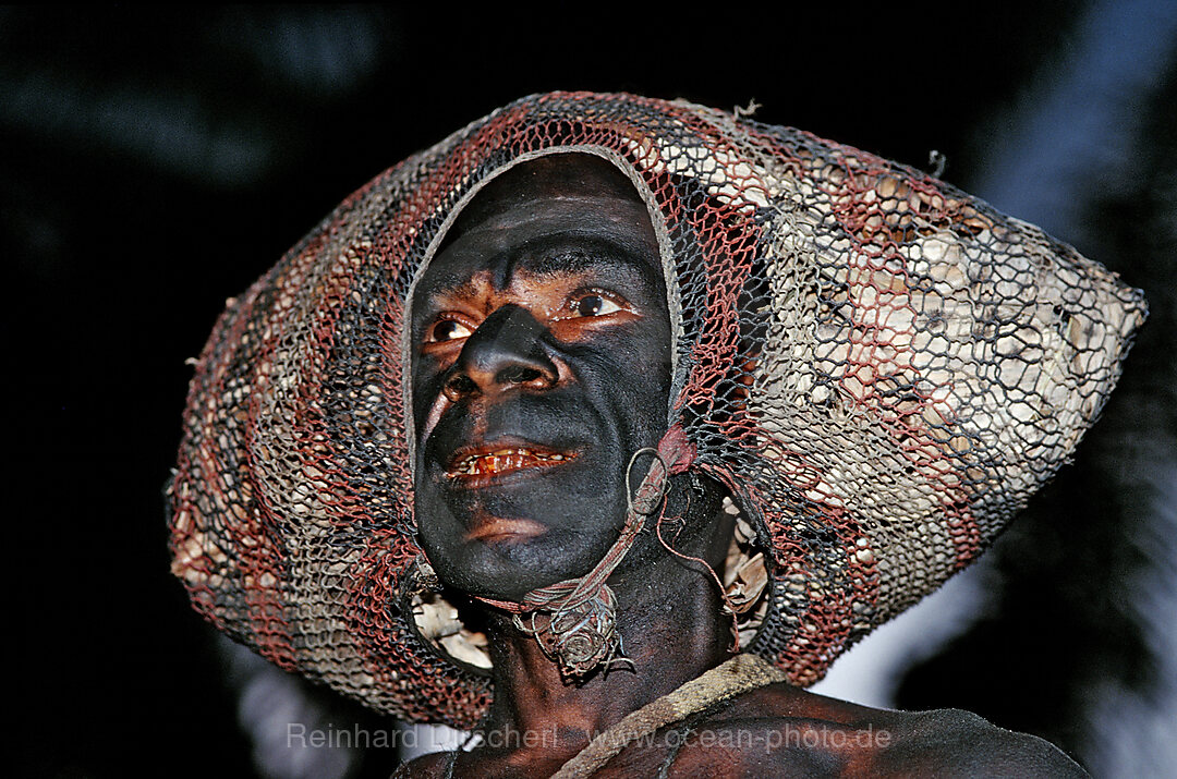 Einheimischer mit traditioneller Bemalung, Neu-Britannien, Kimbe Bay, Papua Neu Guinea