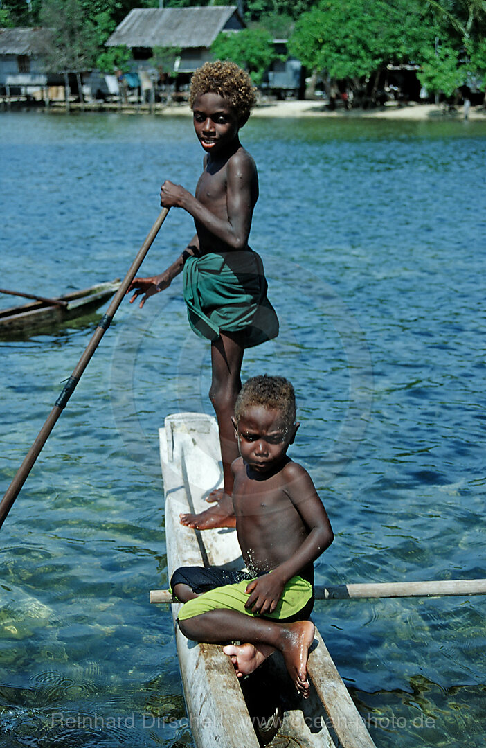 Kinder im Auslegerboot, Neu-Irland, Kavieng, Papua Neu Guinea