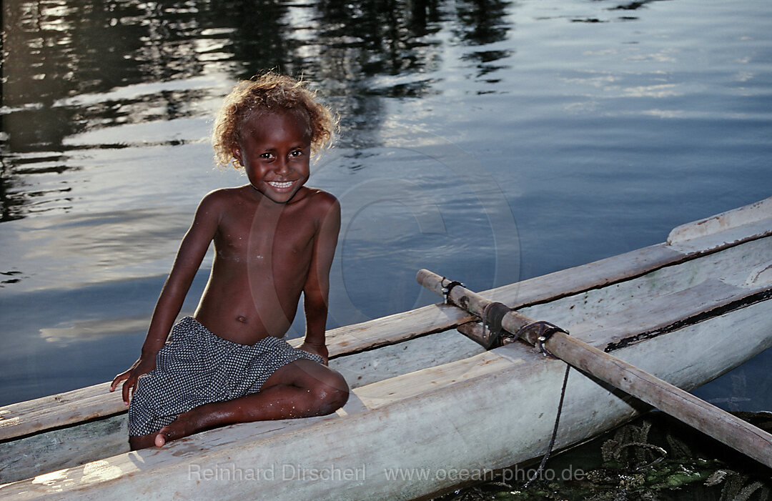 Kinder im Auslegerboot