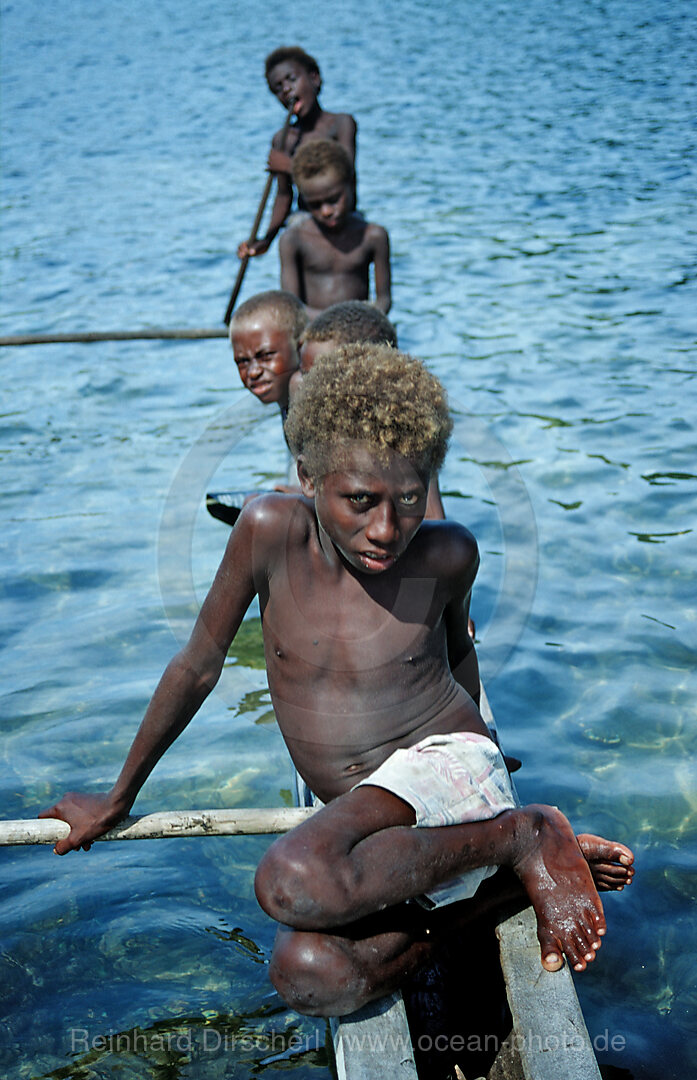 Kinder im Auslegerboot