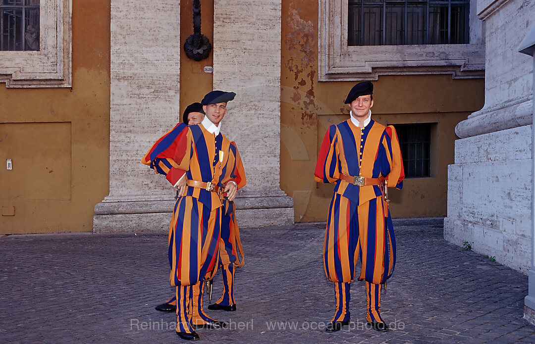 Zwei Gardisten der Schweizer Garde, Rom, Vatikanstadt, Italien