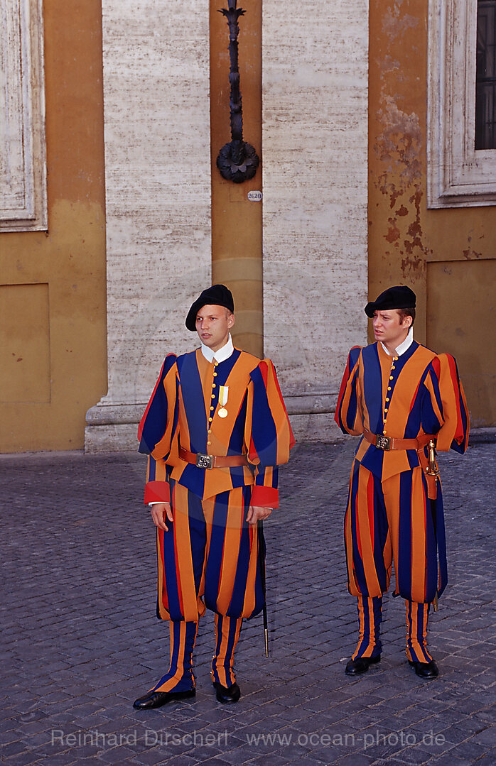 Zwei Gardisten der Schweizer Garde, Rom, Vatikanstadt, Italien