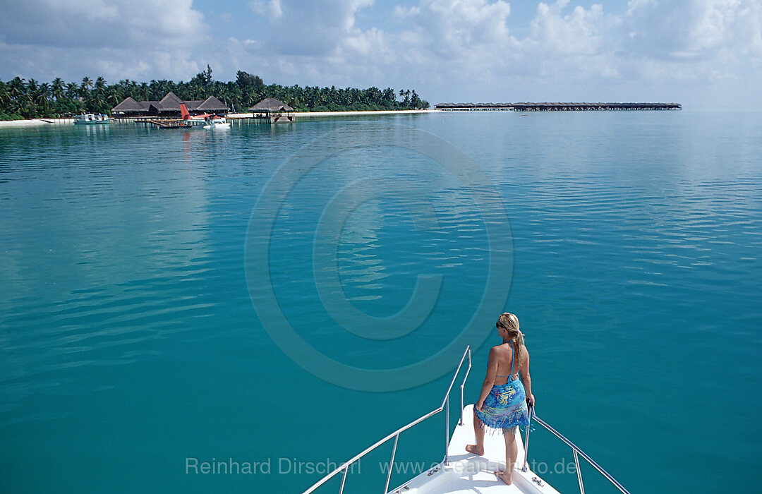 Frau auf dem Bug vor Malediveninsel, Indischer Ozean, Meemu Atoll, Malediven