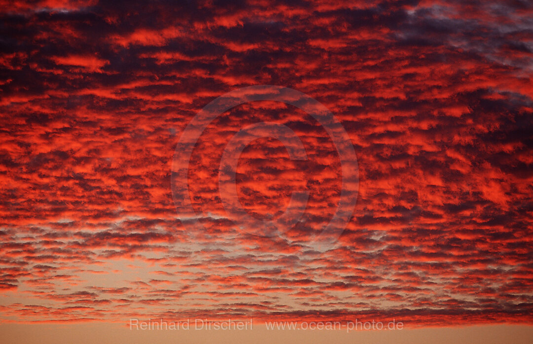 Wolken bei Sonnenuntergang, Indischer Ozean, Meemu Atoll, Malediven