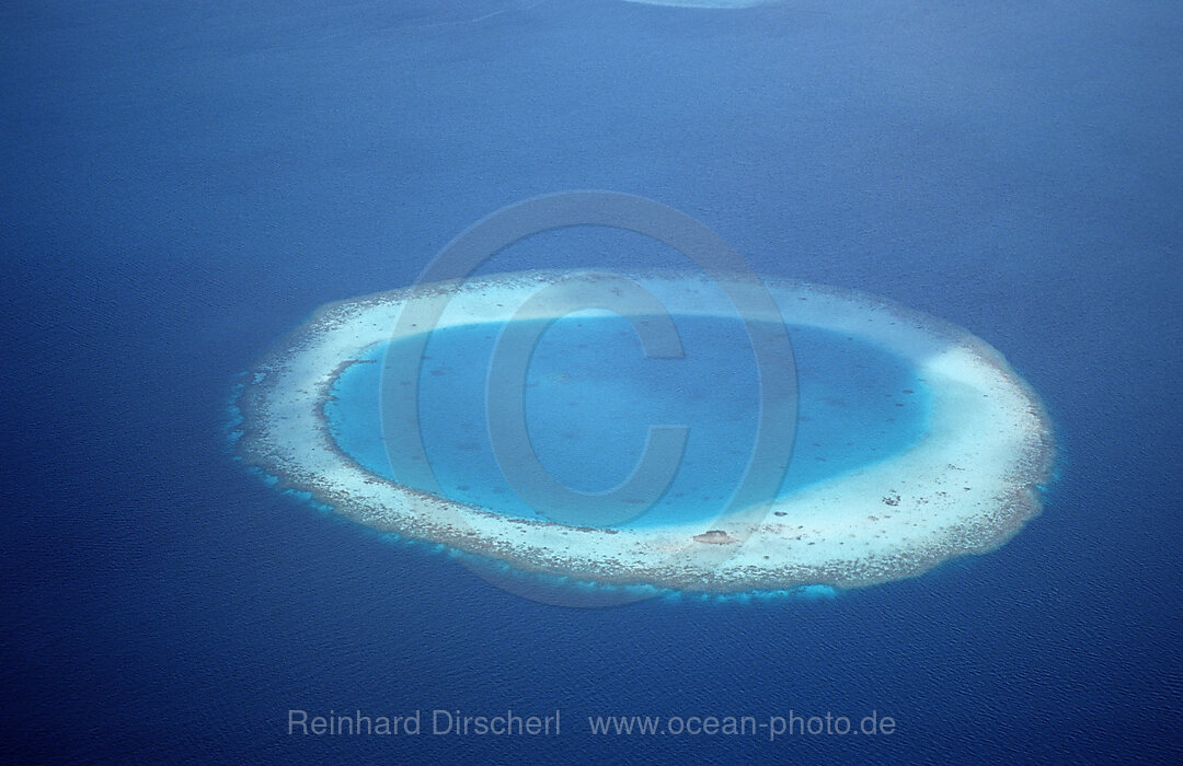 Luftaufnahme von maledivischen Atollen und Riffen, Indischer Ozean, Ari Atoll, Malediven