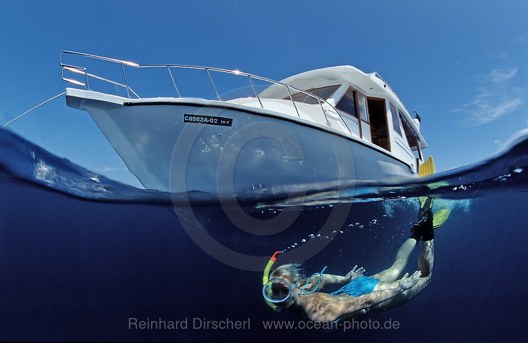 Tauchschiff und Schnorchlerin, Indischer Ozean, Meemu Atoll, Malediven