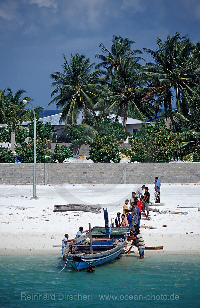 Malediver und Dhoni am Strand, Indischer Ozean, Meemu Atoll, Malediven