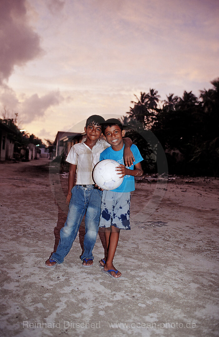 Maledivische Kinder mit Fussball, Indischer Ozean, Meemu Atoll, Malediven