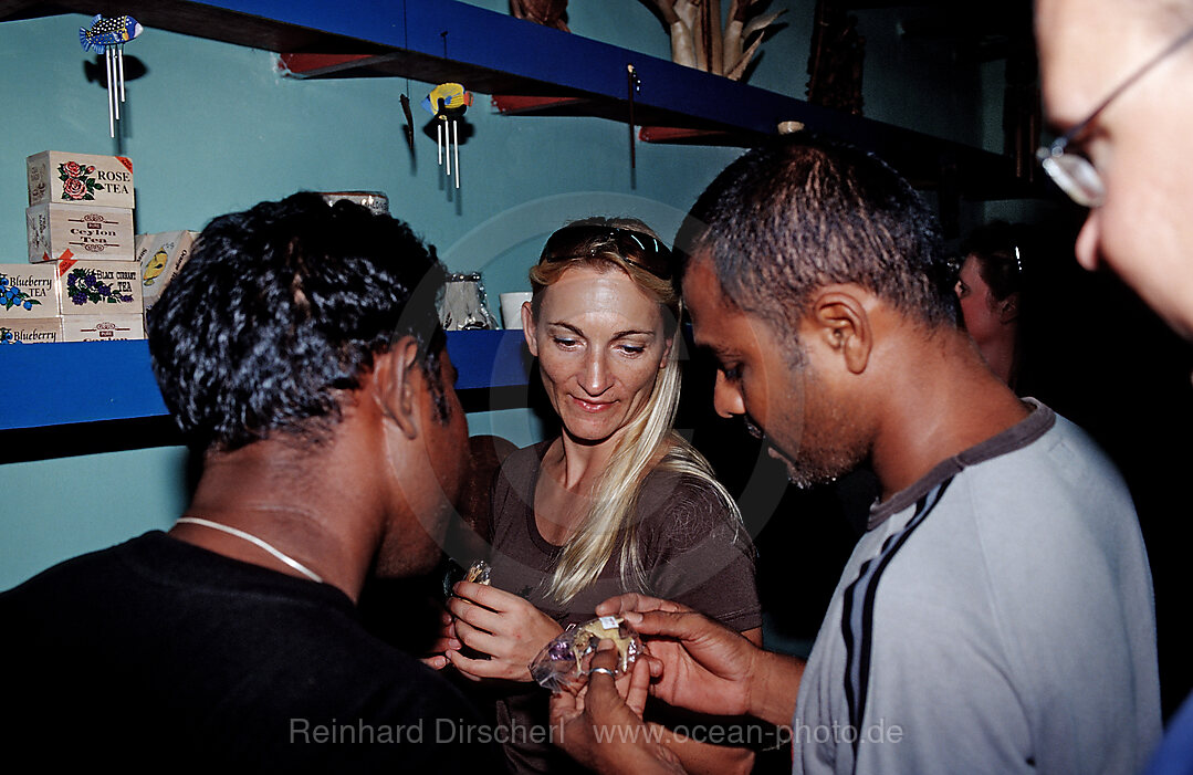 Touristin in Souvenir-Shop, Indischer Ozean, Meemu Atoll, Malediven