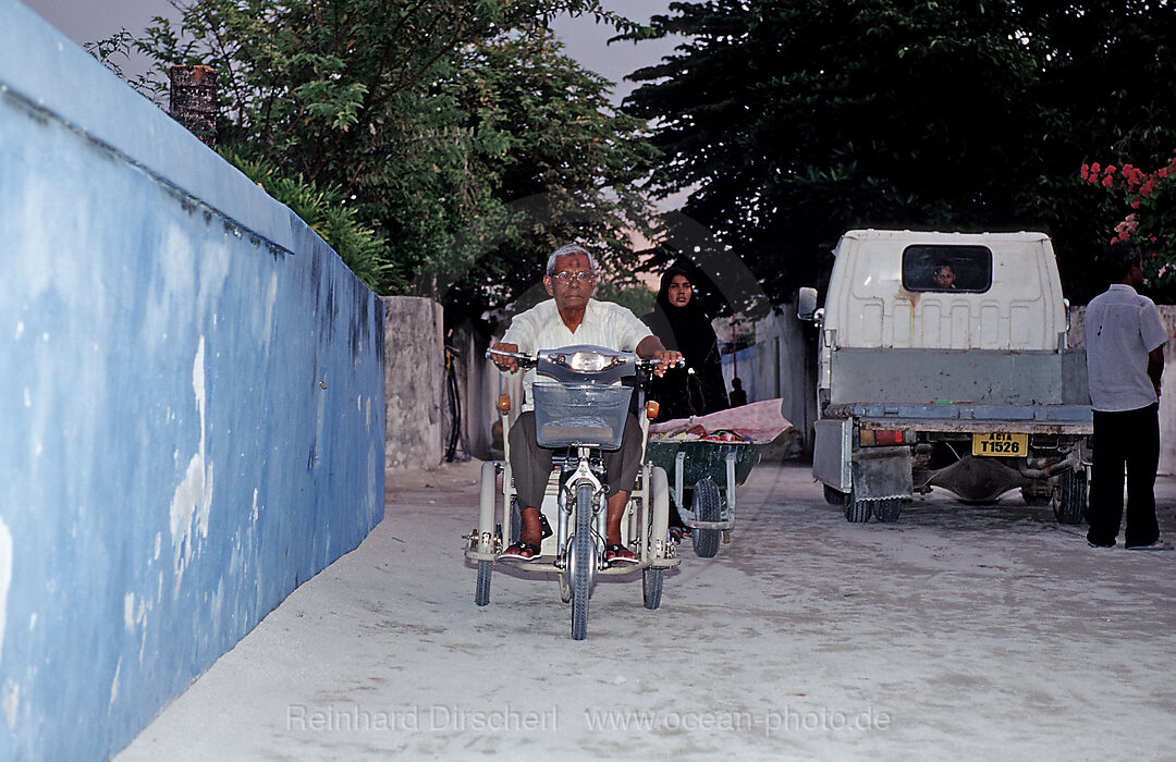 Maledivische Strassenszene, Indischer Ozean, Meemu Atoll, Malediven