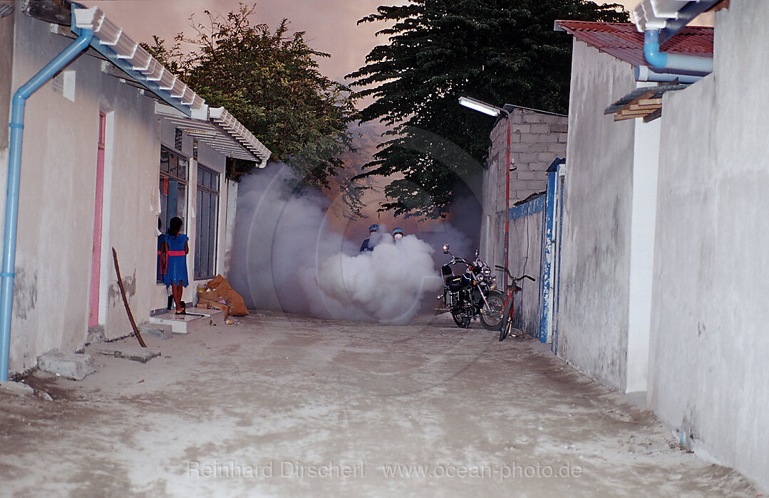 Maledivian spraying insecticide