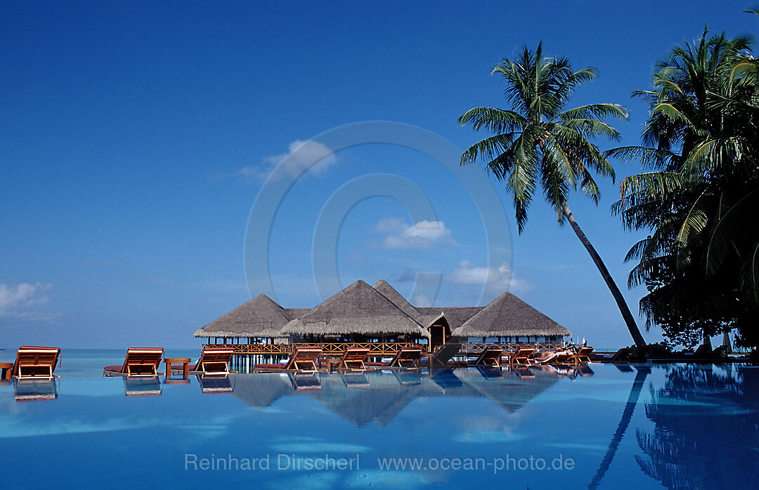 Pool und Strandbar auf Malediveninsel, Indischer Ozean, Medhufushi, Meemu Atoll, Malediven