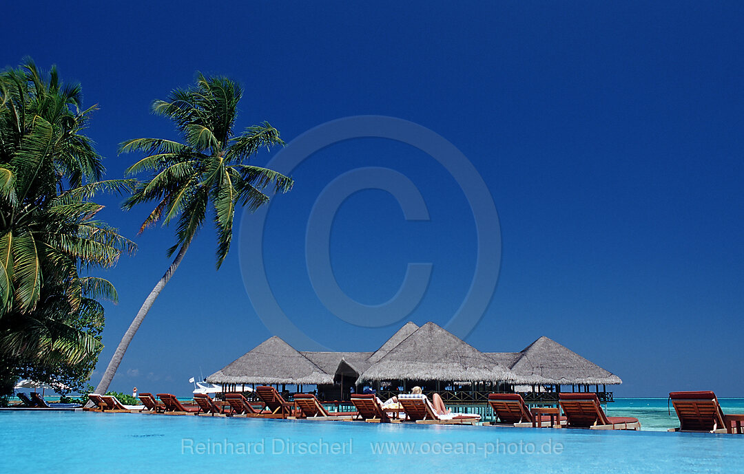 Pool und Strandbar auf Malediveninsel